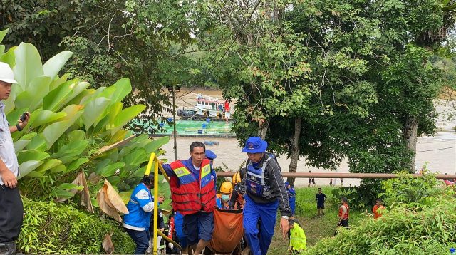 Proses evakuasi korban tenggelam di Sungai Barito oleh tim SAR gabungan setelah ditemukan sekitar dua kilometer dari lokasi awal kejadian.