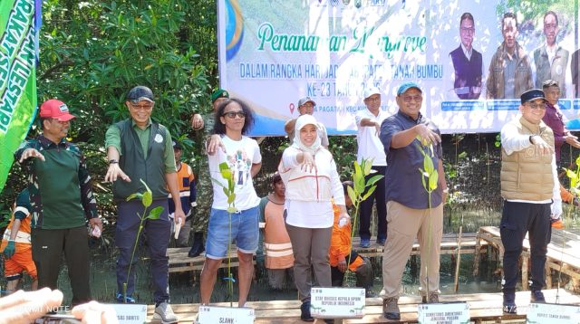 Musisi Kaka Slank ikut ambil bagian dalam kegiatan penanaman mangrove bersama pemerintah daerah dan masyarakat pesisir Tanah Bumbu.
